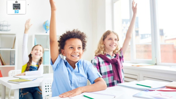 kinderen in een klas lokaal die hun handen opsteken