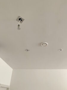 Nieuw plafond met 9,5mm gipskartonplaten.