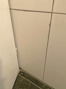 Beschadigde tegelranden.