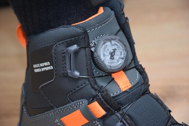 Het BOA® Fit Systeem is een draaisysteem waarmee je letterlijk in een handomdraai de schoen vast en weer los maakt. Nog nooit zo makkelijk een werkschoen aan en uit gedaan!