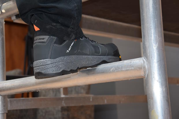 De schoenen slippen niet weg bij veel klim- en klauterwerk.