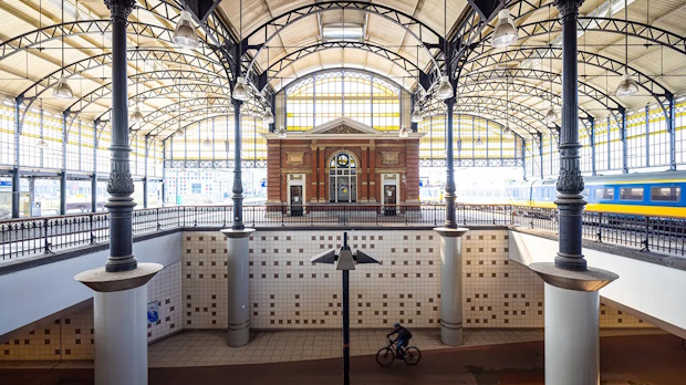 De perronkappen op station Den Haag HS.
