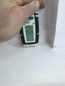 webBT0525BouwfoutenLekkage2 | BouwTotaal Vochtmeting woonkamer.