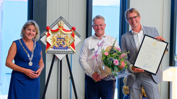 Tijdens de uitreiking van het predicaat hofleverancier Consmema viert het metaalbewerkingsbedrijf zijn 100-jarig jubileum met burgemeester Haseloop-Amsing.