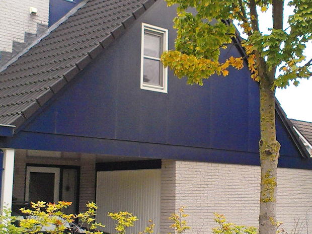 WebBT070825BouwkostenGevelbetimmering2 | BouwTotaal Woning met donkere gevelbetimmering in een modern ontwerp