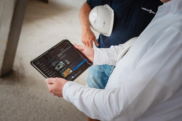 WebBWT36-018_AFASSo_BurglandBouw-AFAS2 | BouwTotaal Detail van tablet met AFAS-software in gebruik tijdens bouwproject – digitale vernieuwing bouwbedrijf in praktijk.