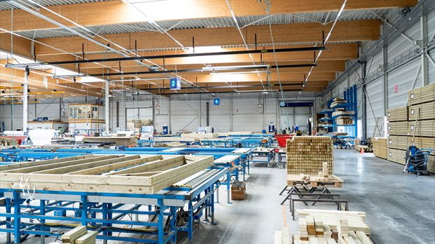 Prefab fabriekshal met digitale werkstations en productielijnen voor gevelelementen.