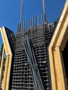 Constructie met verticale wapening in bekisting tijdens controle op bouwplaats.