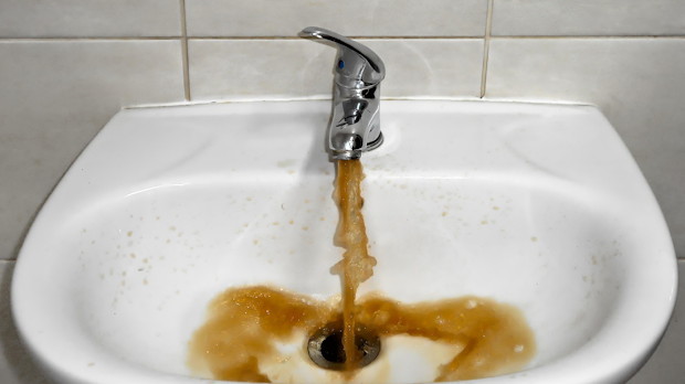 Kraan waar bruin vies water uitkomt.