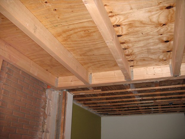 Constructie van een houten zoldervloer met balklaag en vloerbeschot tijdens de opbouwfase. | BouwTotaal Constructie van een houten zoldervloer met balklaag en vloerbeschot tijdens de opbouwfase.