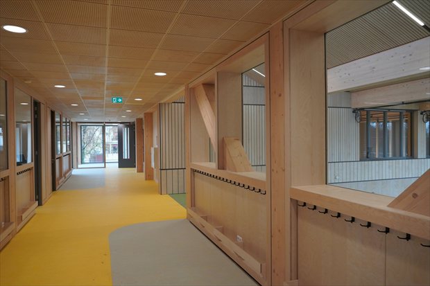 Interieur van basisschool Wisperweide met houten draagconstructie en ruime lichte gang. | BouwTotaal Interieur van basisschool Wisperweide met houten draagconstructie en ruime lichte gang.