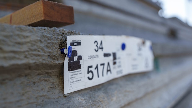 Detail van betonconstructie met focus op materiaal en bindmiddel.