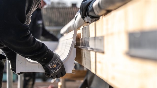 Prefab kunststof dakgoot toegepast bij nieuwbouwwoning met moderne gevelafwerking.