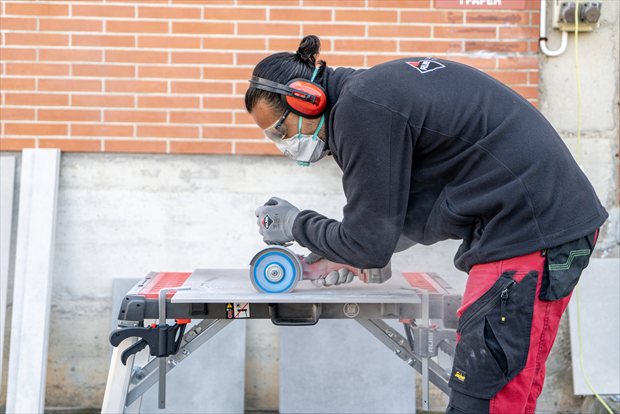 Accu gereedschap tegelzetter gebruikt haakse slijper voor het op maat slijpen van tegels