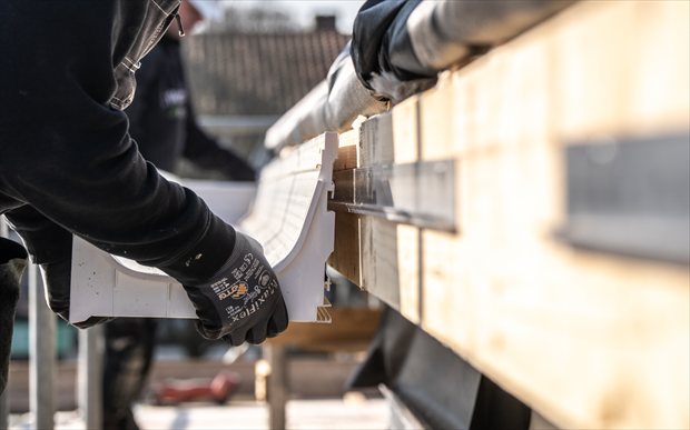 Prefab kunststof dakgoot toegepast bij nieuwbouwwoning met moderne gevelafwerking.