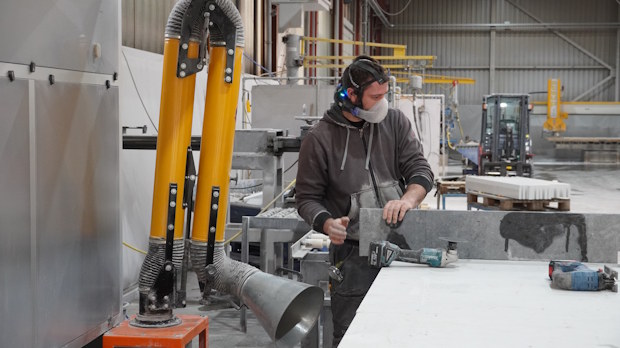Werken met kwartsstof in werkplaats met afzuiging en persoonlijke bescherming