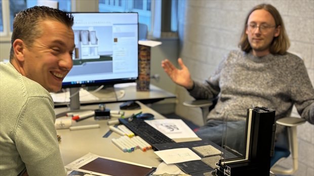 Architecten bespreken materiaalkeuzes op kantoor binnen samenwerking in de bouw
