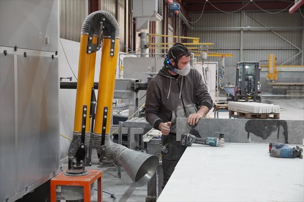 Werken met kwartsstof in werkplaats met afzuiging en persoonlijke bescherming | BouwTotaal Werken met kwartsstof in werkplaats met afzuiging en persoonlijke bescherming