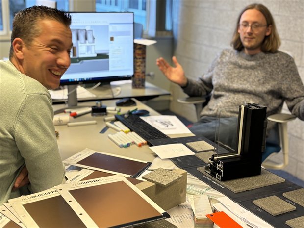 Architecten bespreken materiaalkeuzes op kantoor binnen samenwerking in de bouw