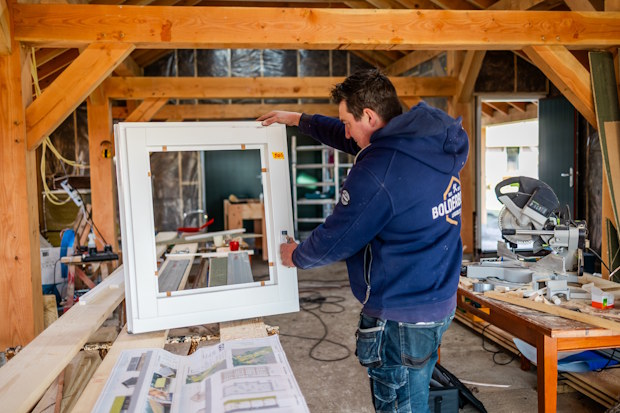 Vakman van Bouwbedrijf Bolderbouw monteert kozijn in werkplaats | BouwTotaal Vakman van Bouwbedrijf Bolderbouw monteert kozijn in werkplaats