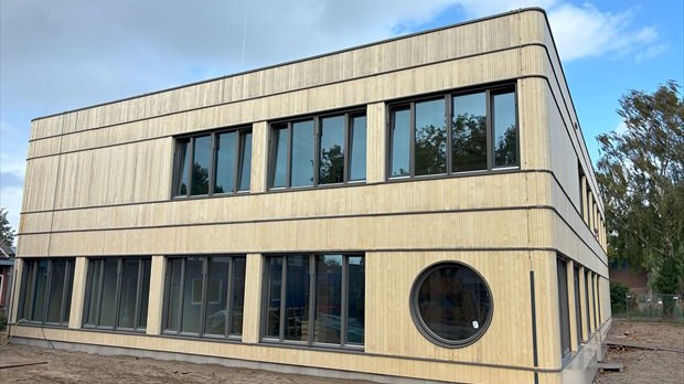 Buitenaanzicht van een modulair houten schoolgebouw met prefab gevelsysteem