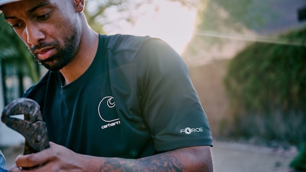 Vakman draagt Carhartt Sun Defender T-shirt tijdens buitenwerk