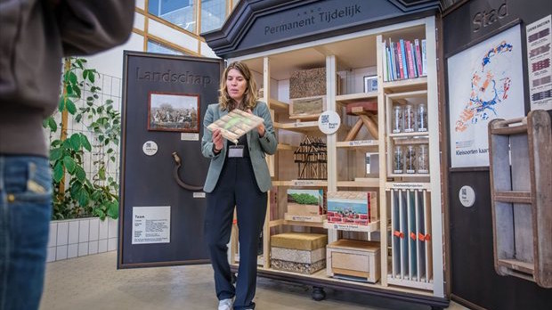 Sanne Beckers van Nico de Bont presenteert de erfgoedverhalenkast tijdens vakbeurs MONUMENT