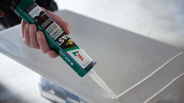 Tec7 Fast lijm aangebracht op kunststof bouwmateriaal