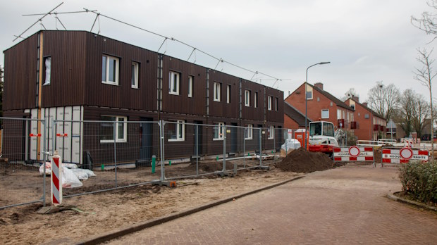 Nieuwbouwwoningen in aanbouw in woonwijk waar netcongestie steeds belangrijker wordt