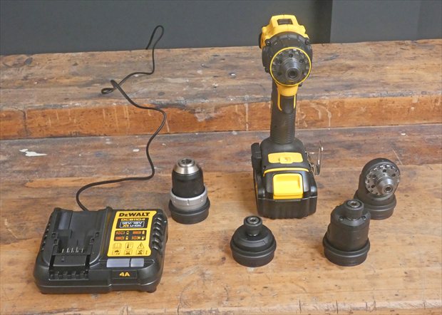 DeWalt DCD803 accuboormachine met multihead opzetstukken, accu en acculader op werkbank