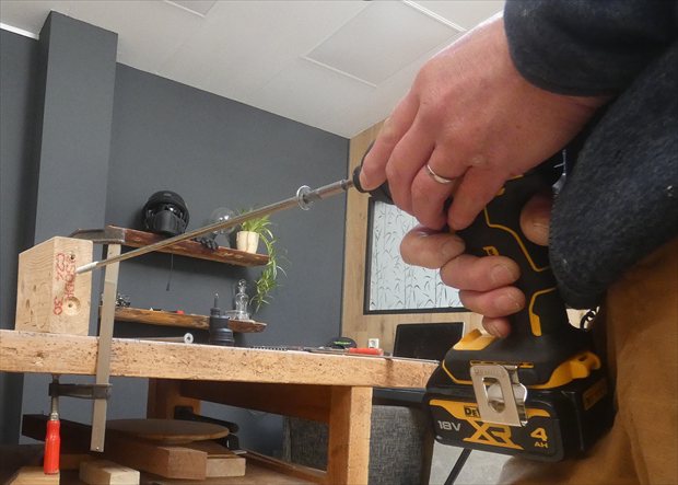Vakman gebruikt de compacte DeWalt DCD803 voor schroefwerk in krappe ruimte