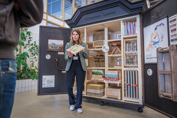 Sanne Beckers van Nico de Bont presenteert de erfgoedverhalenkast tijdens vakbeurs MONUMENT
