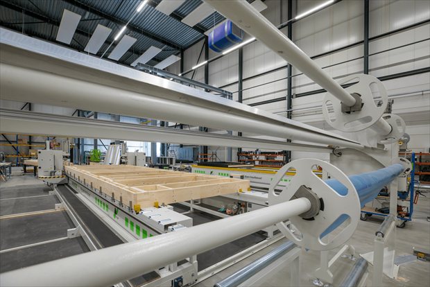 Geautomatiseerde productielijn voor houtskeletbouwelementen in de fabriek van B-leaf | BouwTotaal Geautomatiseerde productielijn voor houtskeletbouwelementen in de fabriek van B-leaf