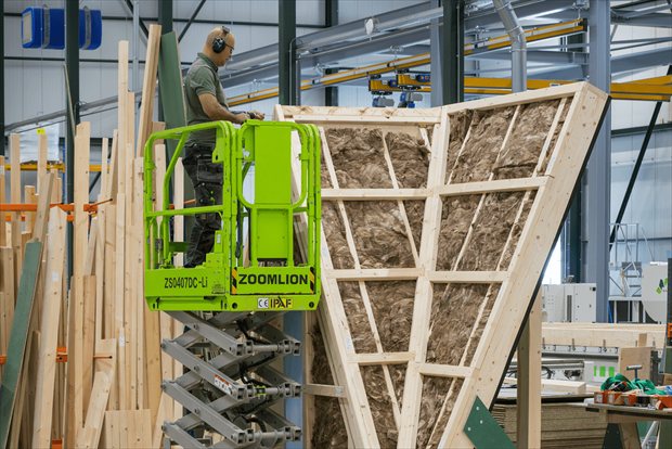 Medewerker monteert een houtskeletbouwelement met biobased isolatiemateriaal bij B-leaf | BouwTotaal Medewerker monteert een houtskeletbouwelement met biobased isolatiemateriaal bij B-leaf